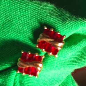 10KT YELLOW GOLD& 6 EMERALD CUT RUBY EARSTUDS 1X1 CM WITH BUTTERFLY CLASP, 3g